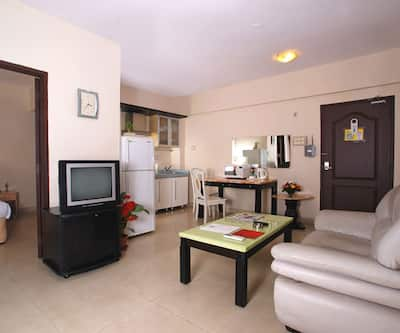 https://imgcld.yatra.com/ytimages/image/upload/t_hotel_yatra_city_desktop/v1471006219/Domestic Hotels/Hotels_Mumbai/Landmark Suites/One-Bedroom-Living-_-Dining.jpg